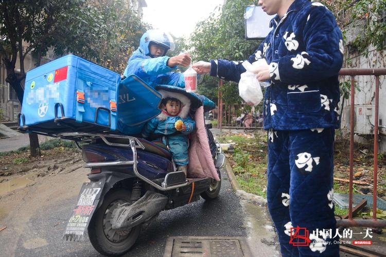 这些在送餐过程中死亡的外卖员，是否算工伤，外卖平台是否承担丧葬和抚恤金义务「兼职送外卖被砸身亡怎么赔偿」 果露酒