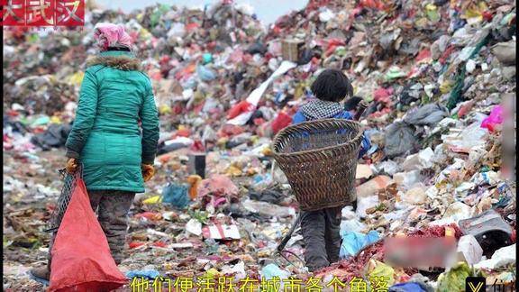 郑州一老人欺骗家人，去火车站流浪拾荒为孙子捡过年的压岁钱，这事你怎么看呢「街头拾荒老人」 酒文化